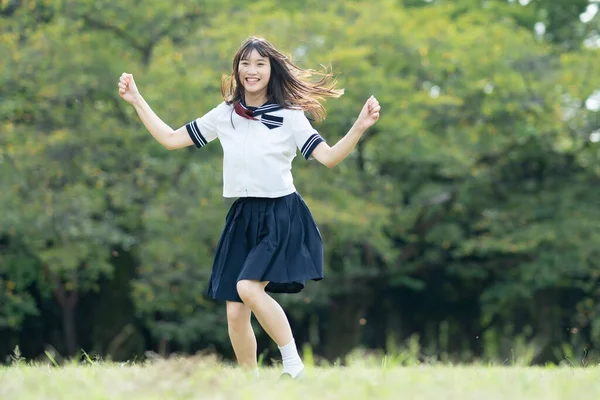 Asiatische Gymnasiastin Tobt Mit Einem Lächeln Park — Stockfoto