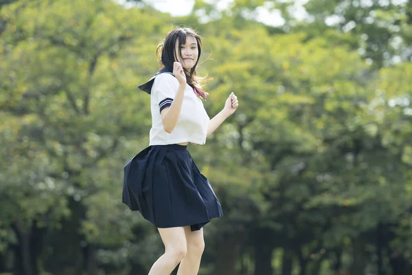 Asiática Estudiante Secundaria Retozando Con Una Sonrisa Parque — Foto de Stock