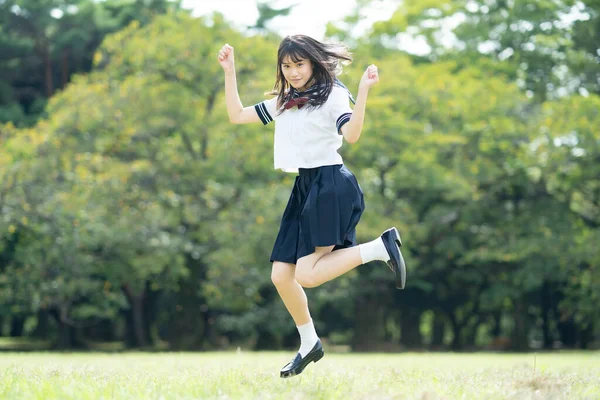 Asiática Estudante Ensino Médio Feminino Brincando Com Sorriso Parque — Fotografia de Stock