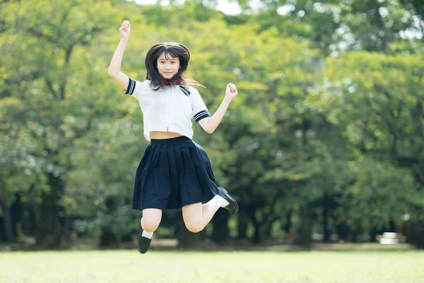 Asiática Estudiante Secundaria Retozando Con Una Sonrisa Parque — Foto de Stock