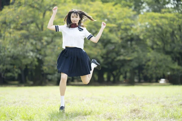 Asiática Estudante Ensino Médio Feminino Brincando Com Sorriso Parque — Fotografia de Stock