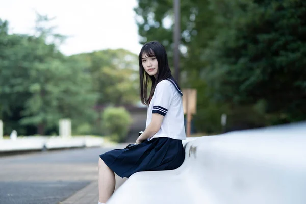 Kvinna Asiatisk Gymnasieelev Med Ett Lugnt Utseende Utomhus — Stockfoto