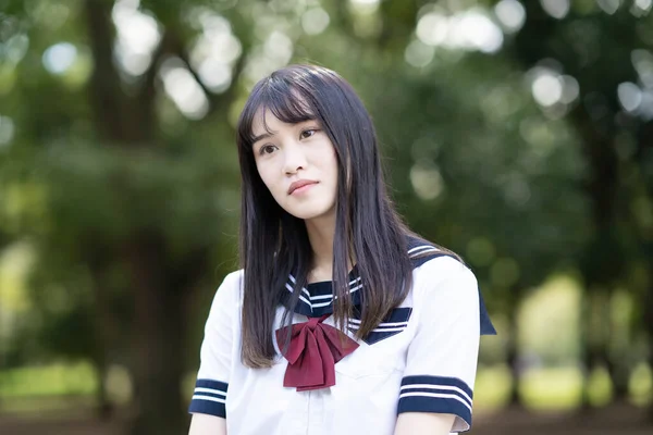 Vrouwelijke Aziatische Middelbare School Student Met Een Rustige Blik Buiten — Stockfoto