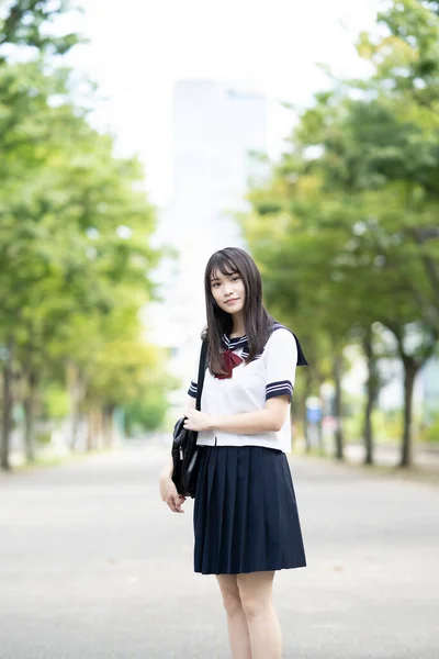 Mujer Asiática High School Estudiante Con Tranquilo Look Aire Libre —  Fotos de Stock