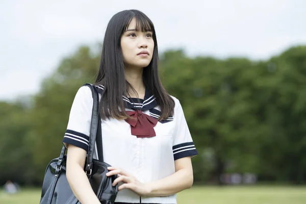 Mujer Asiática High School Estudiante Con Tranquilo Look Aire Libre —  Fotos de Stock