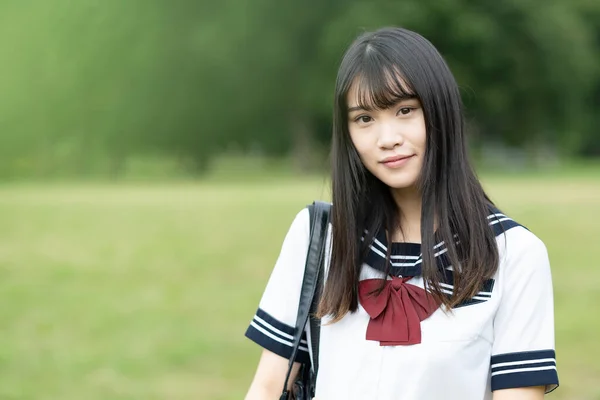 Mujer Asiática High School Estudiante Con Tranquilo Look Aire Libre — Foto de Stock