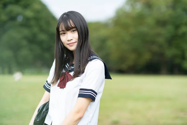 Mujer Asiática High School Estudiante Con Tranquilo Look Aire Libre — Foto de Stock