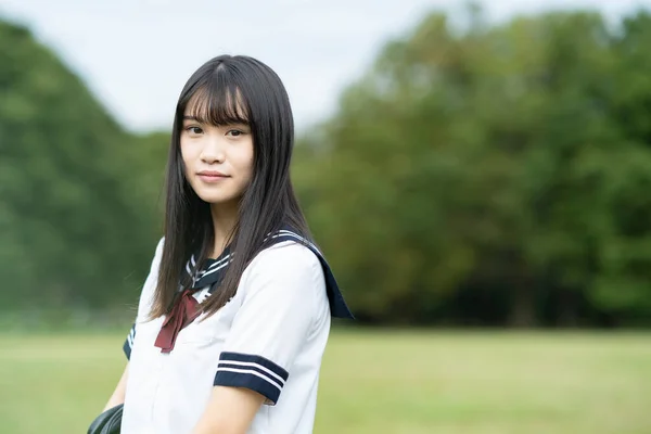 Mujer Asiática High School Estudiante Con Tranquilo Look Aire Libre — Foto de Stock