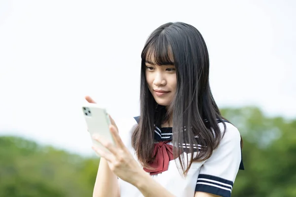 Asiático Mujer High School Estudiante Tocando Pantalla Smartphone —  Fotos de Stock