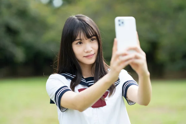 Asiática Estudante Ensino Médio Feminino Tocando Tela Smartphone — Fotografia de Stock