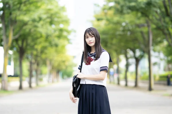 Asiática Estudante Ensino Médio Feminino Sorrindo Uniforme Livre — Fotografia de Stock