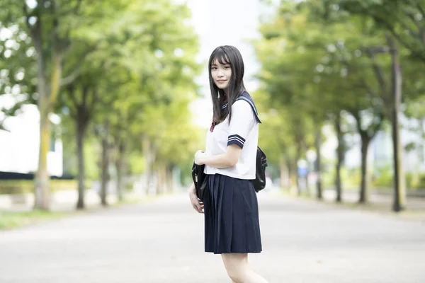 Asiática Estudante Ensino Médio Feminino Sorrindo Uniforme Livre — Fotografia de Stock