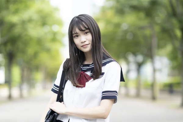 Aziatische Vrouw Middelbare School Student Glimlachen Uniform Buiten — Stockfoto