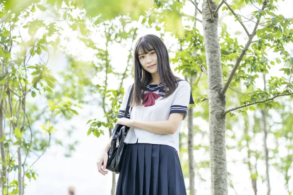 Asiatico Femmina Scuola Superiore Studente Sorridente Uniforme All Aperto — Foto Stock