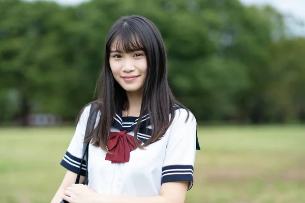 Asiática Estudante Ensino Médio Feminino Sorrindo Uniforme Livre — Fotografia de Stock