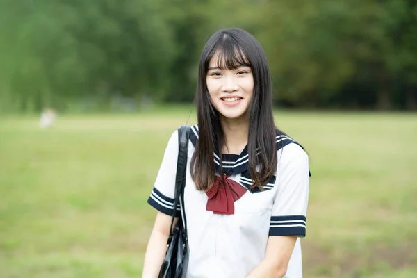 Asiática Estudante Ensino Médio Feminino Sorrindo Uniforme Livre — Fotografia de Stock