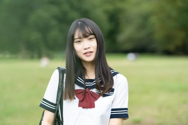 Asiática Estudante Ensino Médio Feminino Sorrindo Uniforme Livre — Fotografia de Stock