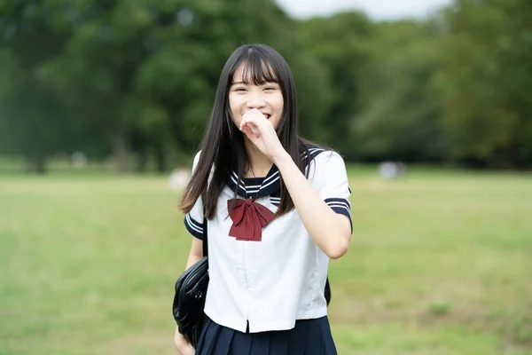 Asiática Estudante Ensino Médio Feminino Sorrindo Uniforme Livre — Fotografia de Stock