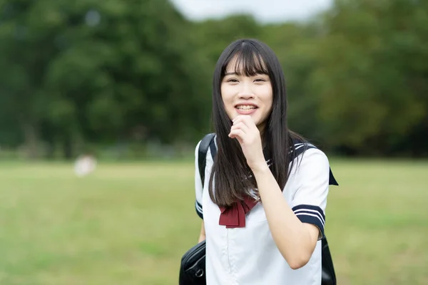 Asiática Estudante Ensino Médio Feminino Sorrindo Uniforme Livre — Fotografia de Stock