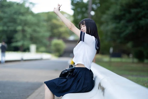 Asiático Feminino Estudante Ensino Médio Sentado Alongamento Parque — Fotografia de Stock