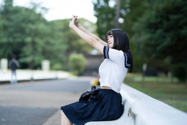 Asiático Feminino Estudante Ensino Médio Sentado Alongamento Parque — Fotografia de Stock