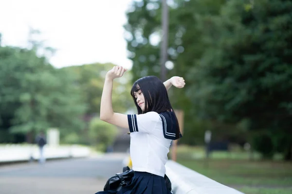 Asiático Feminino Estudante Ensino Médio Sentado Alongamento Parque — Fotografia de Stock