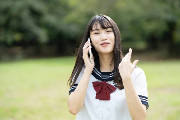 Asiática Estudante Ensino Médio Feminino Falando Smartphone — Fotografia de Stock