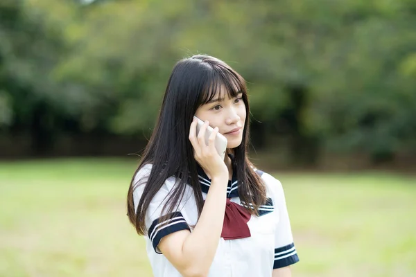 Asiático Mujer High School Estudiante Hablando Smartphone — Foto de Stock