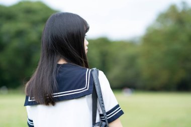 Bayan lise öğrencisi kaçırıldı, böylece yüzü net bir şekilde görünmüyordu.