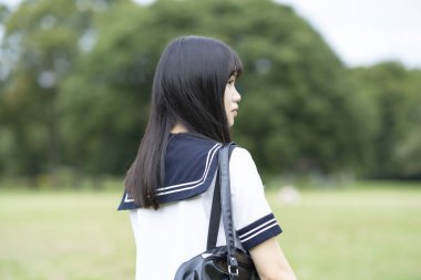 Bayan lise öğrencisi kaçırıldı, böylece yüzü net bir şekilde görünmüyordu.