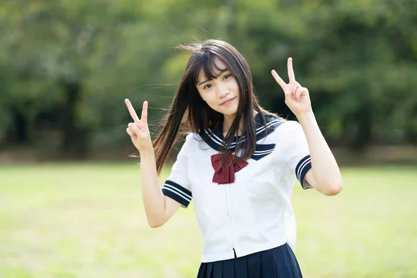 Estudiante Secundaria Posando Con Signo Con Una Sonrisa —  Fotos de Stock