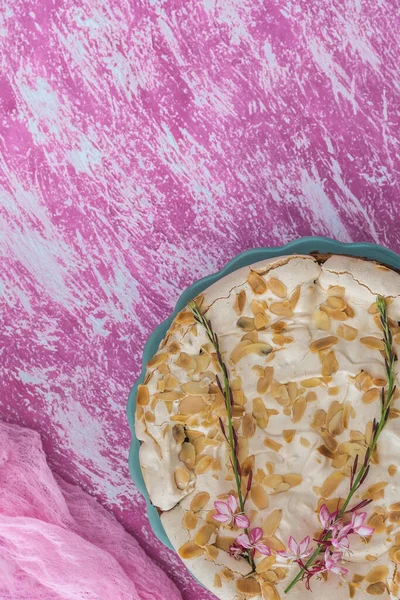 Tatlı Kremalı Nefis Yapımı Ravent Keki Pembe Arka Planda Kavrulmuş — Stok fotoğraf