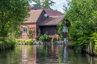 Almanya 'nın Brandenburg eyaletinin Luebbenau kentindeki Biyosfer rezerv Spreewald ormanındaki su kanalında (Spreewald) bir ev.