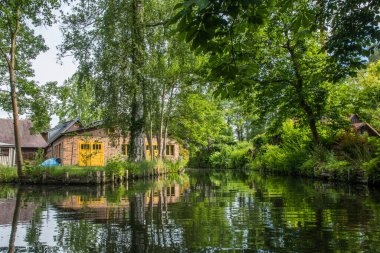 Almanya 'nın Brandenburg eyaletindeki Biyosfer rezerv Spreewald (Spreewald) su kanalındaki evler