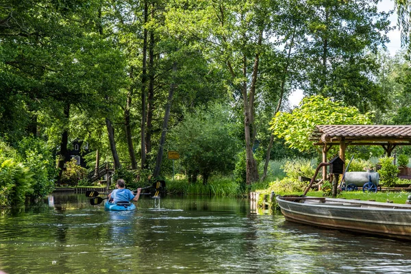 Lodě Vodním Kanálu Biosférické Rezervaci Sprévy Les Spreewald Státě Braniborsko — Stock fotografie