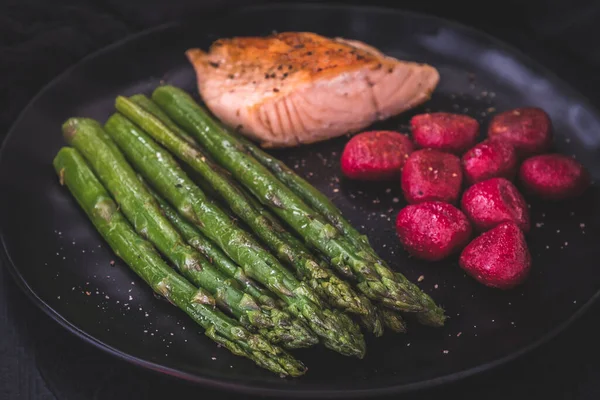 Geroosterde Groene Asperges Zalm Met Rode Biet Gnocchi Zwarte Achtergrond — Stockfoto