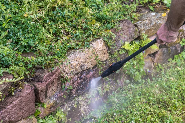 Reinigung Einer Gartensandsteinmauer Mit Einem Hochdruckreiniger — Stockfoto