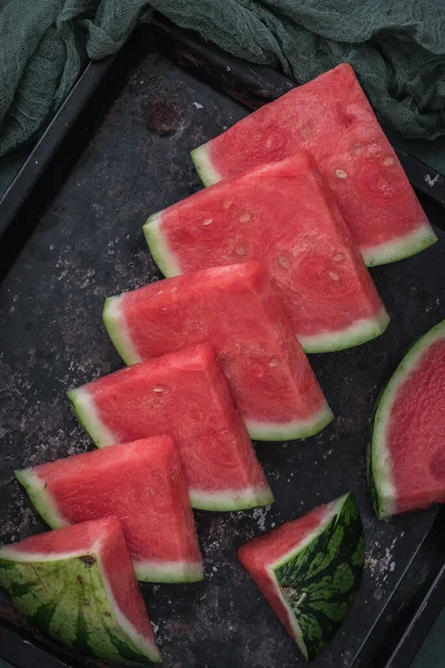 Stukken Watermeloen Een Oude Bakplaat Verticaal — Stockfoto