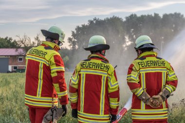 Muehlhausen / Baden Wurttemberg - 22 Temmuz 2020: Bir tatbikat sırasında Alman gönüllü itfaiyecileri