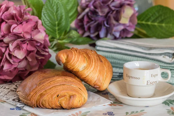 Francuskie Śniadanie Croissant Pain Chocolat Kawa Kuchennym Stole — Zdjęcie stockowe