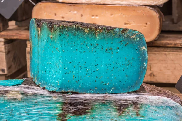 市場のスタンドでフランスのラベンダーチーズのピース 天然ラベンダーによって着色された青 — ストック写真