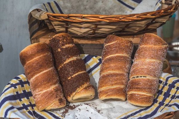 Pâtisserie Traditionnelle Hongroise Roulée Avec Cannelle Sucre Chocolat Sur Stand — Photo