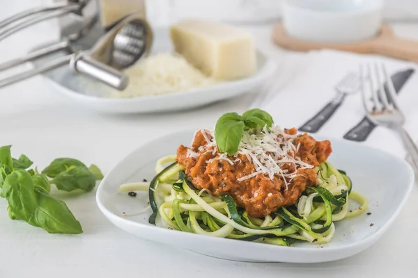 Zoodles bolonez: etli kabaklı erişte ya da vejetaryen soya soslu ve parmesanlı. Düşük karbonhidrat, keto, paleo besin için. 