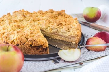 Elmalı turta, elma parçacıklı, beyaz arka planda bir tepside.