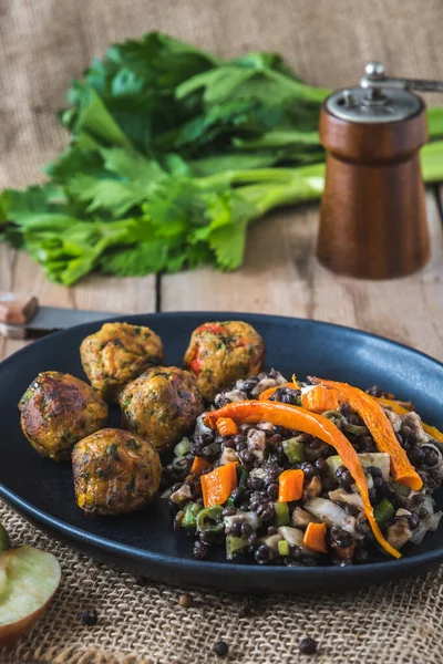 Tahta Tabakta Mercimek Salatalı Izgara Sebze Topları Vegan Gıda Konsepti — Stok fotoğraf