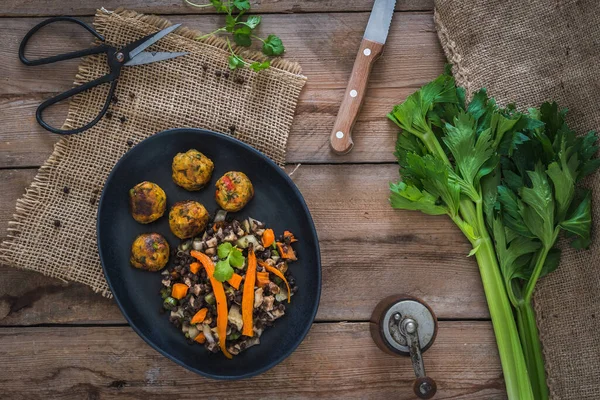 Köy Ahşap Masasında Mercimek Salatalı Izgara Sebze Topları Vegan Gıda — Stok fotoğraf