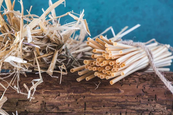 Doğal Pipet Içme Pipetleri Eski Bir Ahşap Kiriş Üzerinde Bir — Stok fotoğraf