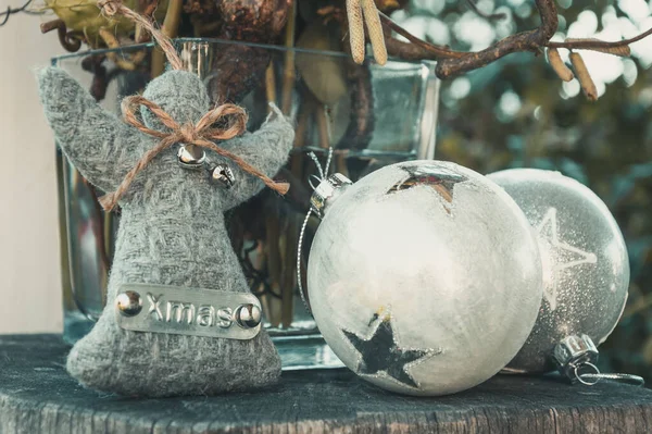 Boules Noël Blanches Argentées Ange Laine Grise Devant Verre Avec — Photo