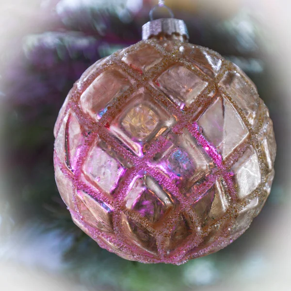 Belle Boule Noël Texturée Dorée Sur Sapin Avec Réflexion Lumière — Photo