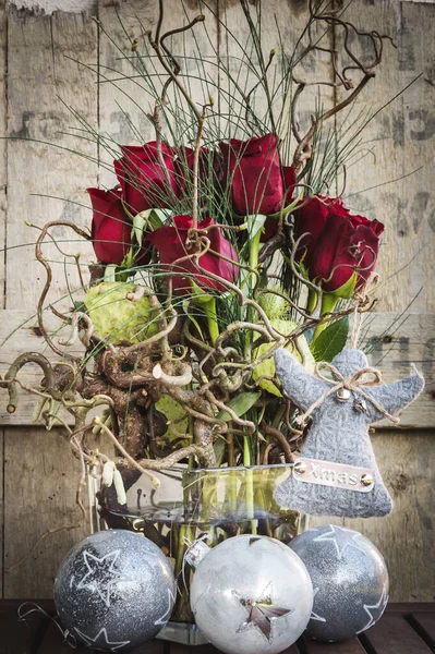 Ramo Invernal Rosas Jarrón Vidrio Con Bolas Navidad Blancas Plateadas — Foto de Stock